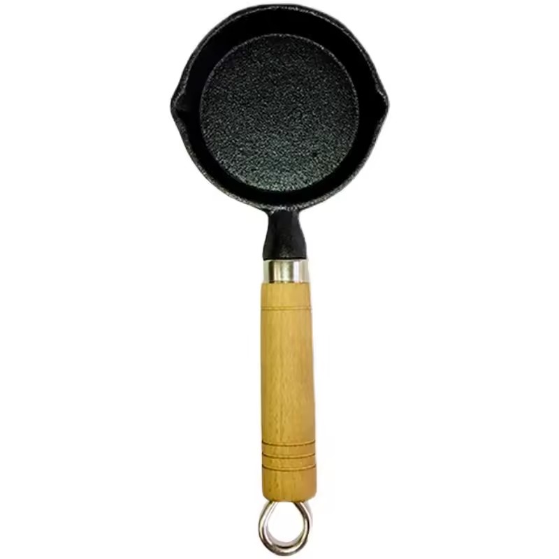 قابلمه داغ مینی چدنی روغن پخته شده با روغن قابلمه آهنی با قاشق روغن پاشیده شده با قاشق